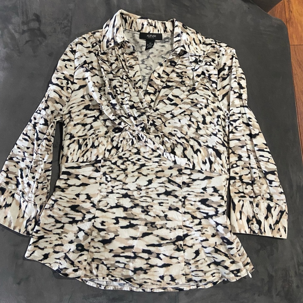 Alfani Women's Black and White Patterned Top 2 petite stretch top
